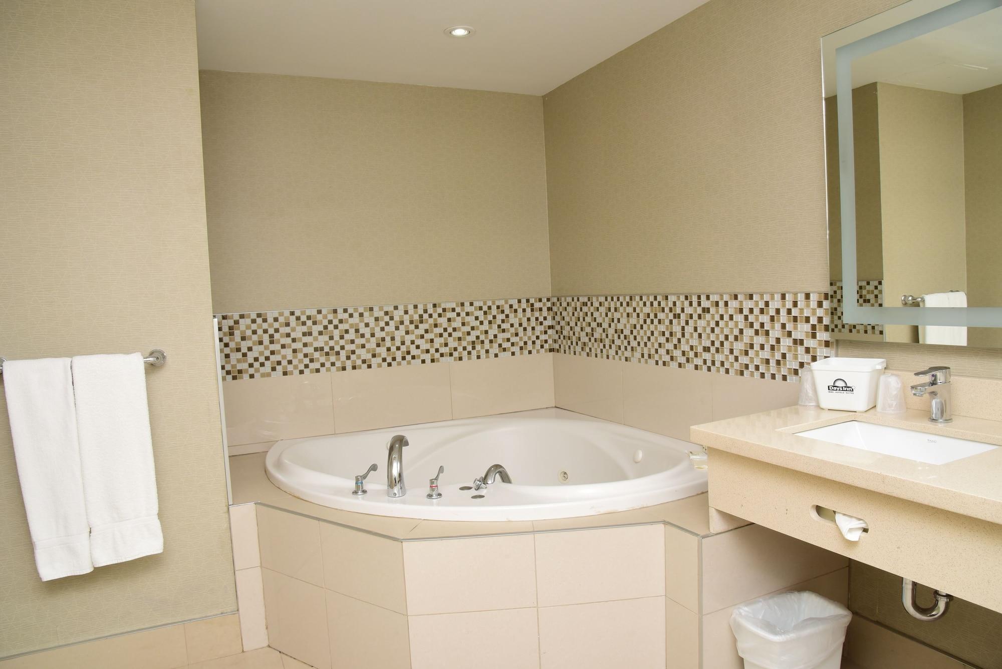Days Inn By Wyndham Ottawa Exterior photo