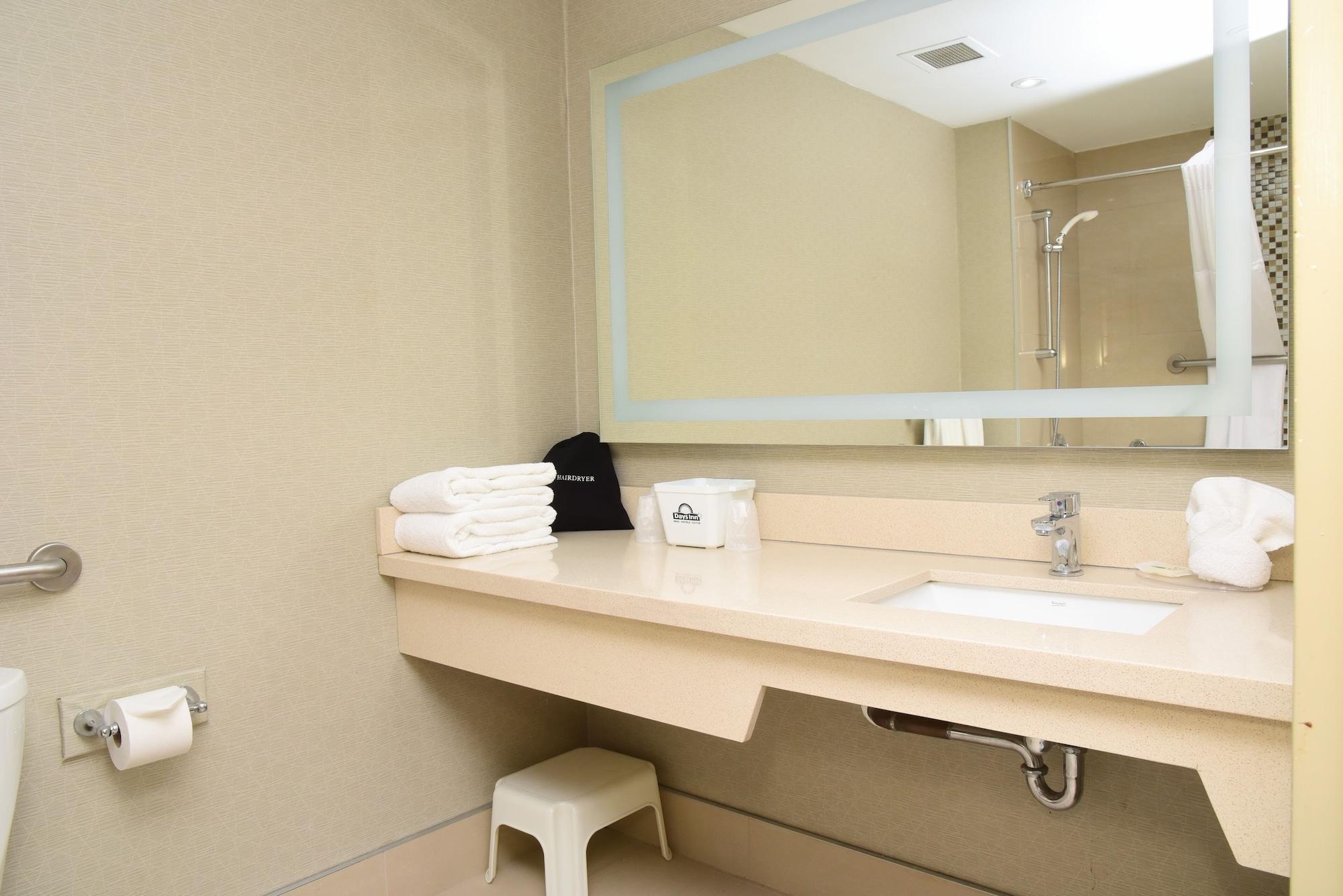 Days Inn By Wyndham Ottawa Exterior photo